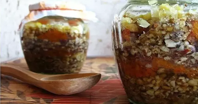 mezcle nueces con miel para darle potencia