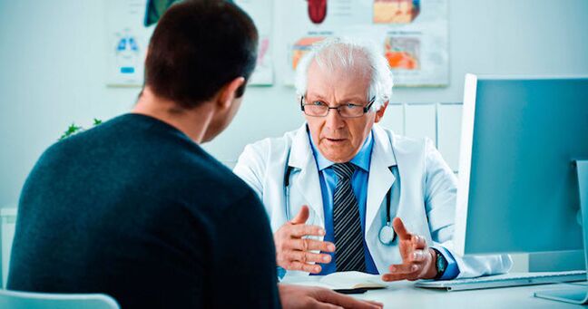 Un médico aconseja a un hombre sobre los medicamentos para mejorar la potencia.