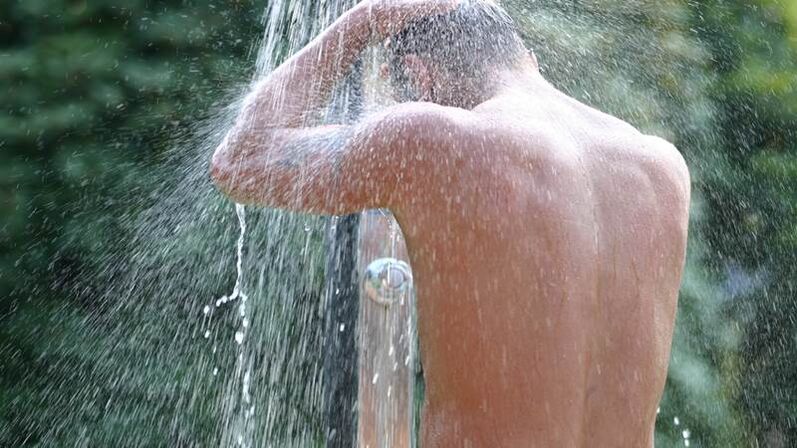 La ducha de contraste ayuda a un hombre a animarse y aumentar la potencia. 